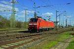 Zwischen den verschiedenen Klner Rangierbahnhfen finden zahlreiche Leerfahrten statt. 152 021 verlsst hier gerade Gremberg in Richtung Sdbrcke.