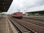 155 101 durchfhrt am 7.10.13 den Bahnhof Schnefeld.