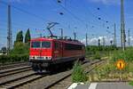 Lange Zeit gehrte die 155 049 der MEG, was heute noch an dem weien Zierstreifen ber dem Rahmen erkennbar ist. Mittlerweile ist die Lok fr die Firma Leipziger Dampf KulTour im Einsatz, hier bei der Durchfahrt in Hamm