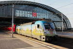 Seit einiger Zeit wirbt 182 002 für Sehenswürdigkeiten entlang der Strecke des RE 1. Mit dieser farbenfrohen Lackierung verlässt die Lok am 16.12.2016 Berlin-Ostbahnhof auf dem Weg in Richtung Frankfurt (Oder).