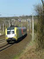 Der Taurus mit der Nummer 095 trägt immer noch Dispolok-Farben, hier schiebt er am 15.4.15 die RB nach Halle kurz vor Erfurt-Bischleben.