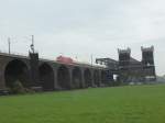 185 144 berquert am 25.04.2013 die Rheinhausener Rheinbrcke in Duisburg.