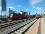 185 085 fhrt am 31.7.13 mit einem Gterzug in Singen (Htw.) ein.