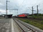 185 177 fährt am 13.08.14 mit einem Zug des Kombinierten Verkehrs (ja, die gab's auch) durch Göttingen.