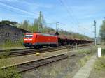 185 172 passiert mit einem Schttgutzug die Reste des denkmalgeschtzten BWs in Eschwege-West (damals Niederhone), 24.4.15.