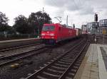 185 274 durchfährt mit einem Zug des Kombinierten Verkehrs am 31.07.14 den Ulmer Hauptbahnhof in Richtung Stuttgart.