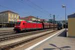 Einen Ganzzug Selbstentladewagen aus Richtung sterreich hat 185 231 am 26.06. zu befrdern, hier in Regensburg Hbf.