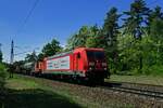 Dieser G�terzug n�herte sich relativ langsam, was am zweiten Fahrzeug im Zugverband lag: Hinter der Zuglok 185 273 lief 363 238 mit, die mit einer H�chstgeschwindigkeit von 75 km/h geschleppt werden darf.