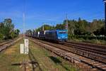 186 942 der Grazer Firma LTE fhrt mit einem Trailerzug durch den am Beginn des Bahnhofsbereiches von Berlin-Kpenick liegenden S-Bahn-Haltepunkt Hirschgarten.