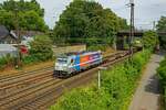 Die von RTB Cargo eingesetzte 186 430 rollt am 02.08.22 mit einem leeren Containerzug durch Oberhausen-Osterfeld.