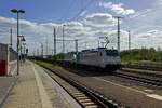 Kurz bevor ich quer durch den Bahnhof laufen musste, weil mein Zug zurck nach Berlin auerplanmig auf Gleis 1 statt 9 fuhr, rollte 186 435 durch den Magdeburger Hauptbahnhof.