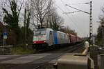 Die Railpool-Lokomotive 186 510 ist f�r die belgische G�terbahn LINEAS im Einsatz und f�hrt hier mit einem G�terzug aus Schiebeplanenwagen, die unter anderem f�r den Coil-Transport genutzt werden, durch Meerbusch.