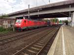 189 016, einige Zeit zuvor solo auf dem Weg in den Hafen, kommt hier mit einem Zug des Kombinierten Verkehrs am Haken zurück und macht sich auf die Fahrt in Richtung Süden.