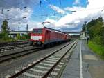 Die Doppeltraktion aus zwei Loks der Baureihe 189 zeigt den Lngenvergleich mit dem Bahnsteig in Duisburg-Entenfang.