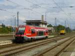 641 023 verlässt am 3.9.15 den Kopfteil des Bahnhofs in Leinefelde, im Hintergrund noch die abgestellte 203 305.