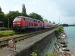 218 443 berquert am 24.7.13 mit einem IRE nach Stuttgart den Bodenseedamm in Lindau.