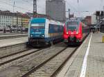 Einträchtig nebeneinander stehen hier im Flügelbahnhof Süd des Münchner Hauptbahnhofes (oder offiziell: München HBF Gleis 27-35) 223 063 mit einem ALEX nach Oberstdorf und Lindau und eine Dreifahtraktion Werdenfels-Talente (2442 202, 218 und 222), die im Laufe des Tages noch die Kupplungen auf die Probe stellen wird: Jeder der drei Triebzüge hat ein anderes Ziel.