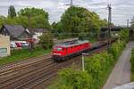 Mit einem Leerzug aus Flachwagen ist 232 117 in Oberhausen unterwegs.