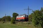 Ein St�ck �stlich von Saarmund f�hrt 232 189, die noch in den rot/wei�en Farben der ehemaligen East West Railways unterwegs ist, auf dem Berliner Au�enring in Richtung Osten.
