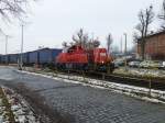 261 024 drckt am 5.2.14 einen Ganzzug ber die Gleisverbindung des oberen und unteren Bahnhofsteils in Smmerda, 5.2.14