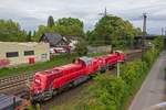 Ein mit Stahlblcken beladener Gterzug erreicht mit 265 022 und 265 011 an der Spitze Oberhausen-Osterfeld.