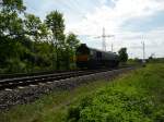 DE675, ein class66 eines unbekannten Besitzers, fhrt am 18.05.2012 in der Nhe Lintorf durch die sommerliche Landschaft.