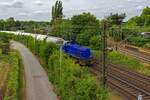 Mit einem Kalkzug, der vermutlich aus Wlfrath kommt, fhrt Lok 2 von Railflex (275 007) am 02.08.2022 in Oberhausen-Osterfeld ein.