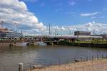 411 080 erreicht am 04.08.2020 die Oberhafenbrcke in Hamburg und durchquert damit das neu erschlossene Quartier HafenCity.