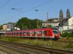 422 043 als S9 Richtung Essen in Steinbeck vor der Kulisse der Elberfelder Nordstadt, 9.9.15.