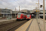 Ein von 146 118 geschobener RE2 nach Düsseldorf und eine S1 in Richtung Dortmund, bestehend aus 422 055 und 018 begegnen sich am 28.12 am Düsseldorfer Flughafen.