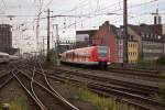 Hier legen sich 423 042 und 194 am 30.07.15 bei der Einfahrt in den Kölner Hauptbahnhof in die Kurve.