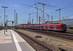 423 409 und 433 verlassen auf dem Weg zum Frankfurter Flughafen den Hauptbahnhof der Mainmetropole.