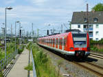 Zwei 423er der S-Bahn Köln fahren am 7.6.2019 ihrem Ziel, D-Flughafen Terminal S, entgegen.