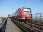 425 060 von DB Regio NRW befhrt am 04.08.2009 die Hochelder Brcke in Duisburg.