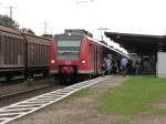 Der verdreckte 425 030 am 08.08.2012 beim Fahrgastwechsel in Kln-West.