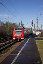 Vor der Kulisse des Kölner Doms erreichen 425 038 und 033 am 25.02.