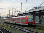 RE8 steht am Bahnsteig in Deutz, abfahrtbereit Richtung Mönchengladbach. Vorne ist am 1.12.2019 der Treibwagen 425 104.