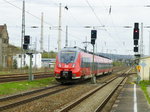 442 273, im Hintergrund die alten Schornsteine der Kraftwerks Jena, bei der Ausfahrt in Göschwitz.