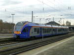 Beim Wendehalt in Göttingen verliert der R7 (Göttingen-Kassel-Bebra) am 13.12.16 den hinteren Zugteil (427 057). Dieser verdünnisiert sich also in den Güterbahnhof und wünscht dabei allen Umstehende schon mal frohe Weihnachten.