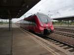 442 330  Dessau-Rosslau  fhrt am 7.10.13 in den Bahnhof Berlin-Schnefeld Flughafen ein.