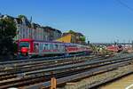 Eine Doppeleinheit 474, gebildet aus 474 102 und 474 005 nhert sich dem Bahnhof Altona, in dessen Gleisvorfeld zahlreiche weitere S-Bahn-Zge abgestellt sind.