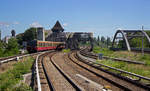 Ein Dreiviertelzug aus Triebwagen der Baureihe 480 erreicht als Ringbahn am 21.06.2017 den Bahnhof Treptower Park.