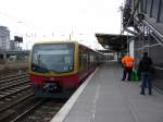 Ein Triebwagen der Baureihe 481 hlt am 09.04.2012 an der Haltestelle Warschauer Strae.