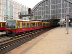 Ein Dreiviertelzug 481er fhrt in den Bahnhof Berlin-Alexanderplatz ein.