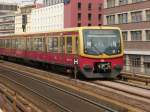 Ein 481er erreicht den Bahnhof Berlin-Alexanderplatz.