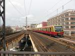 Ein Vollzug 481er erreicht Berlin-Alexanderplatz.