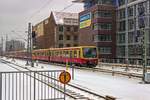 Auf der Stadtbahn sind die Berliner S-Bahnen im dichten Takt unterwegs. Schon die leichten Versptungen durch den Schneefall sorgten am 09.02.21 dafr, dass die Zge sich vor dem Ostbahnhof zeitweise stauten, so zum Beispiel dieser Zug der S7, der gerade vor dem Einfahrsignal wartet.