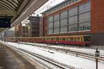 Whrend in der Gegenrichtung eine S7 darauf wartet, an den Bahnsteig vorrcken zu drfen verlsst ein Zug der Linie S9 mit 481 237 am Zugschluss den Ostbahnhof in Richtung Spandau.