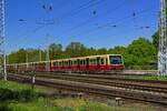 Auf der Fahrt in Richtung Friedrichshagen passiert ein Vollzug der Baureihe 481 mit 481 065 an der Spitze den Abzweig Stadtforst kurz vor Kpenick.