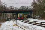 An der Spitze einer Garnitur der brandneuen S-Bahn-Triebwagen der Reihen 483/484 hat 483 003 soeben Spindlersfeld verlassen und unterquert den Berlin Gterquenring.